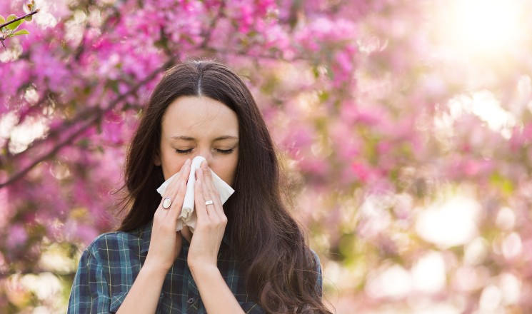 personne souffrant d'allergies au printemps