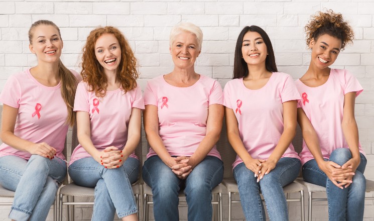 femmes arborant un nœud rose pour promouvoir le dépistage du cancer du sein