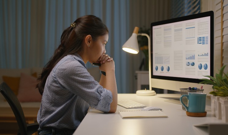 jeune femme fatiguée devant son écran d'ordinateur