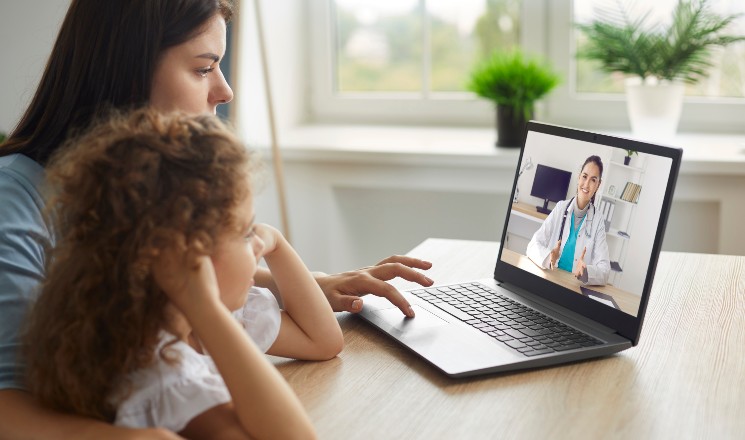 une mère et sa fille en téléconsultation avec leur médecin traitant