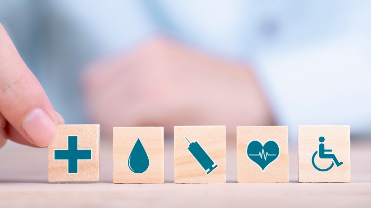 cubes avec des symboles liés à la santé